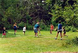 frisbee.jpg (57992 bytes)